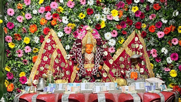 દિવાળી નિમિતે મહાલક્ષમી મંદિરે 55 લાખ રૂપિયાનઇ ચલણી નોટો નો શણગાર.