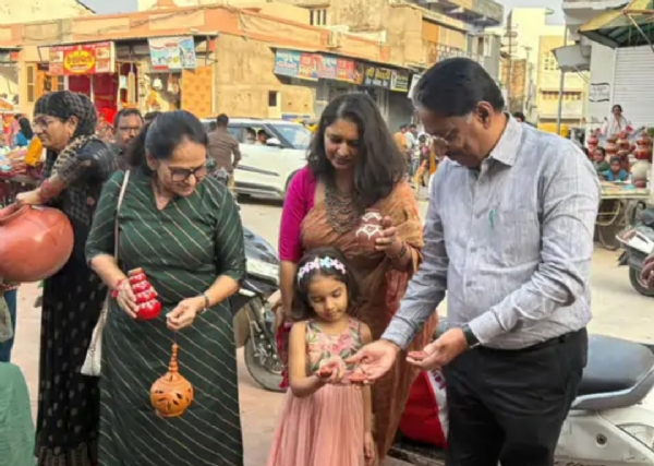 મંત્રી ઋષિકેશ પટેલ દ્વારા ‘વોકલ ફોર લોકલ’ની પ્રેરણાદાયી પહેલ — દિવાળીમાં સ્વદેશી ચીજવસ્તુઓની ખરીદીથી સ્થાનિક વેપારીઓને પ્રોત્સાહન