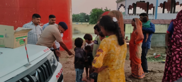 દામનગર પોલીસની માનવતા ભરેલી દિવાળી — જરૂરિયાતમંદ પરિવારોને મીઠાઈ-ફરસાણનું વિતરણ