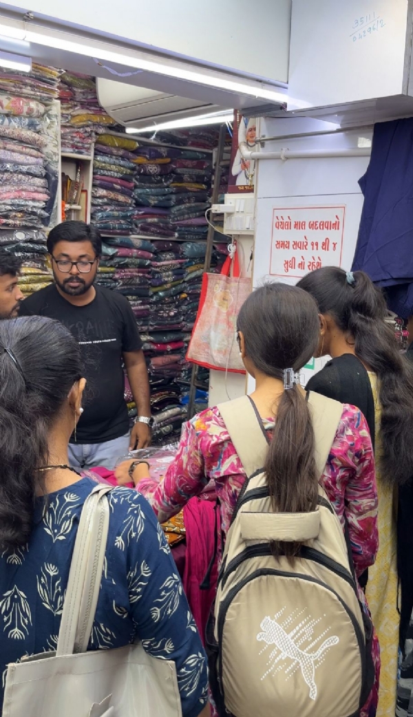 દિવાળીના તહેવાર નિમિતે ખરીદીનો માહોલ જામ્યો.