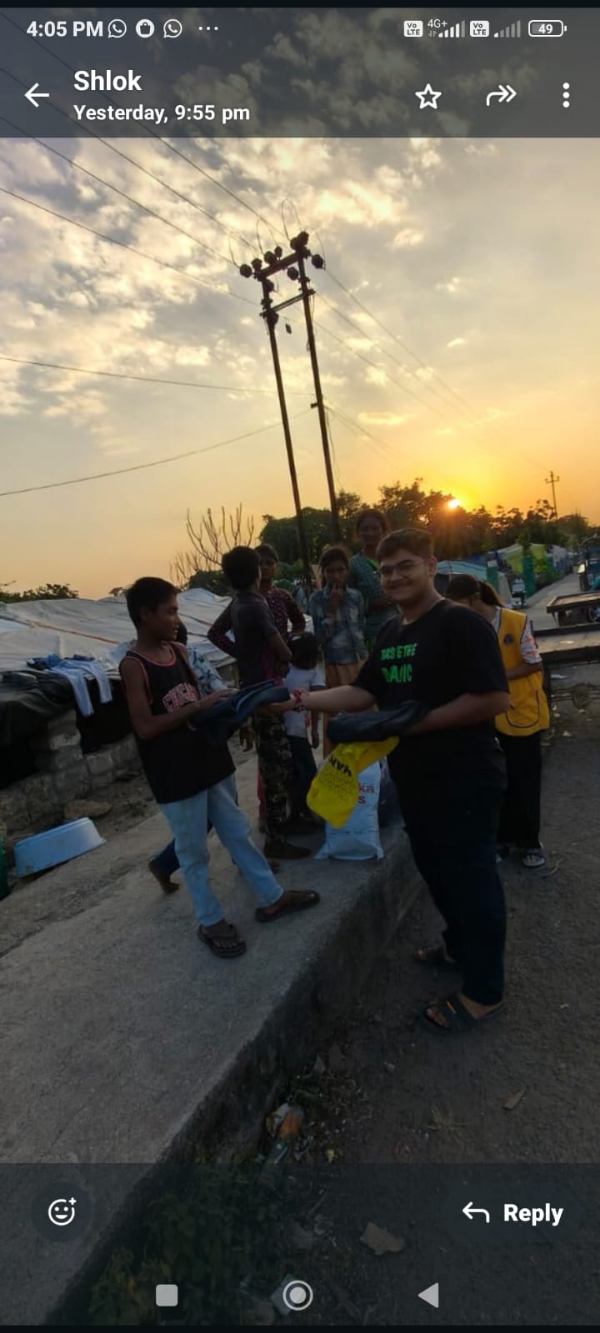 લીઓ ક્લબ દ્વારા જરૂરિયાતમંદ બાળકોને ફટાકડા અને વસ્ત્રોનું વિતરણ કરાયું .