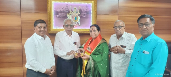 ઊંઝાના ઉમિયા માતાજી મંદિરે રાજકોટના શ્રદ્ધાળુ પરિવાર દ્વારા રૂ. 7.18 લાખના સોનાના કડા અર્પણ