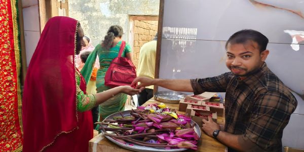 મહાલક્ષ્મી મંદિરે 21 હજાર કંકુની ડબ્બીનું વિતરણ કરાયું