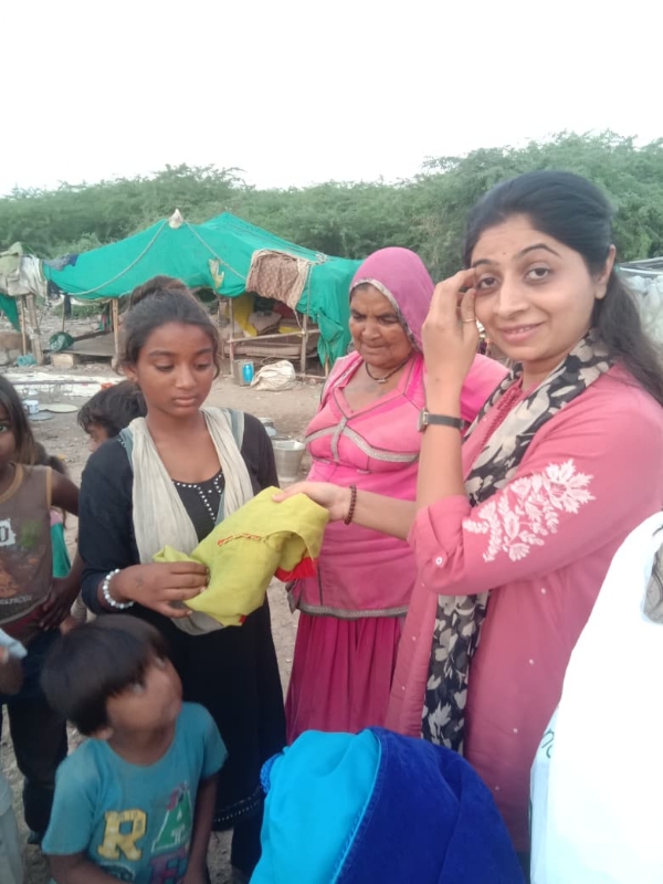 લીઓ ક્લબ દ્વારા જરૂરિયાતમંદ બાળકોને ફટાકડા અને વસ્ત્રોનું વિતરણ કરાયું .