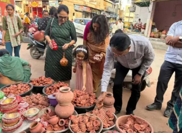 મંત્રી ઋષિકેશ પટેલ દ્વારા ‘વોકલ ફોર લોકલ’ની પ્રેરણાદાયી પહેલ — દિવાળીમાં સ્વદેશી ચીજવસ્તુઓની ખરીદીથી સ્થાનિક વેપારીઓને પ્રોત્સાહન