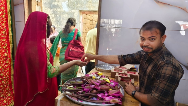 મહાલક્ષ્મી મંદિરે 21 હજાર કંકુની ડબ્બીનું વિતરણ કરાયું.