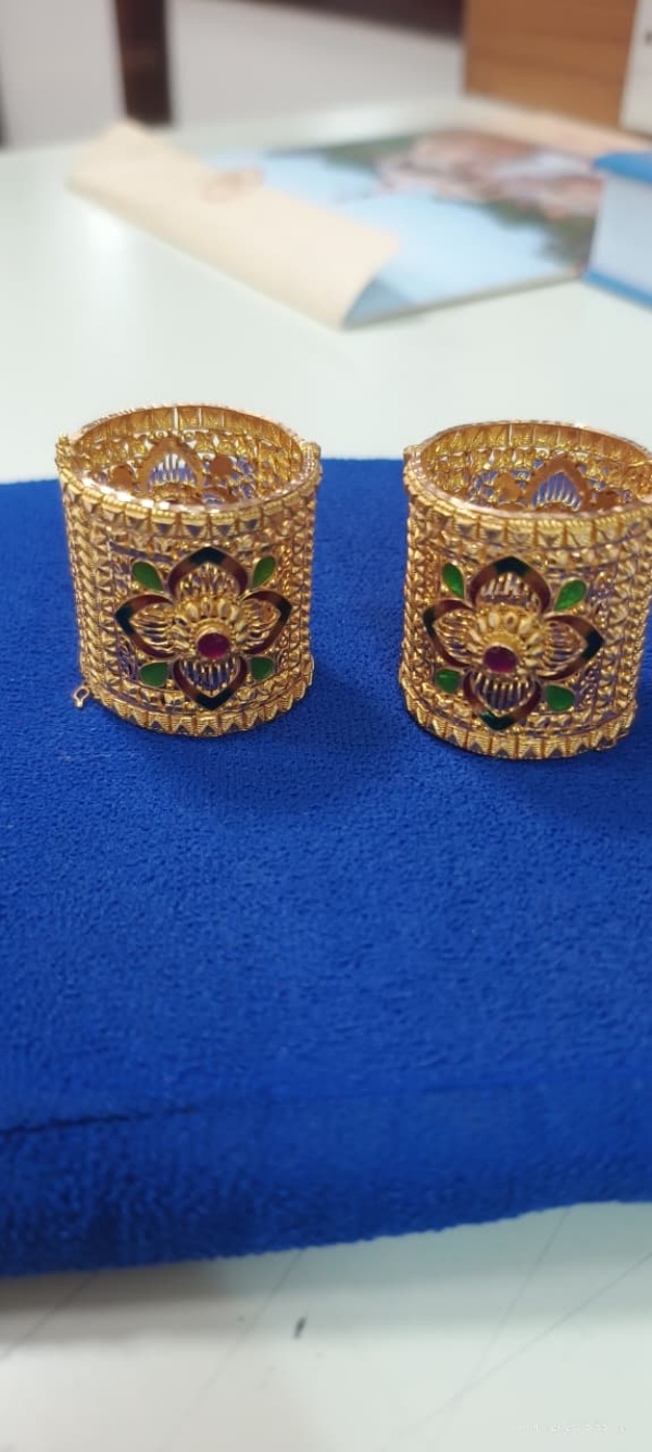 ઊંઝાના ઉમિયા માતાજી મંદિરે રાજકોટના શ્રદ્ધાળુ પરિવાર દ્વારા રૂ. 7.18 લાખના સોનાના કડા અર્પણ