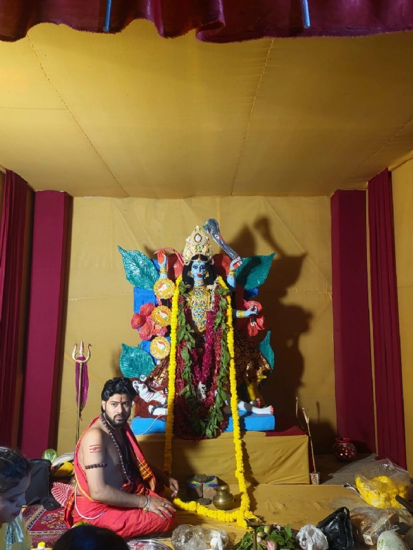 દિવાળીમાં જ્યાં સૌ કરે છે લક્ષ્મી પૂજા, ત્યાં મહેસાણામાં બંગાળી સમાજ કરે છે મા કાલીની આરાધના — બંગાળ ફ્રેન્ડ્સ એસોસીએશન દ્વારા અનોખી મહાનિશા પૂજા