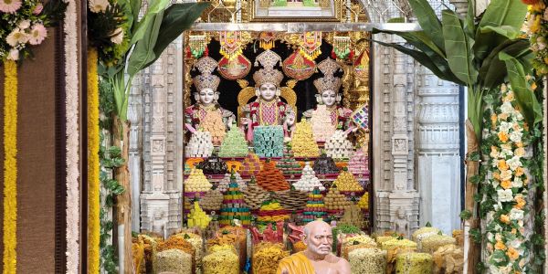 BAPS સ્વામિનારાયણ મંદિર શાહીબાગ, અમદાવાદ ખાતે 1200 થી વધુ વાનગીઓના મનોહર અન્નકૂટના દર્શન