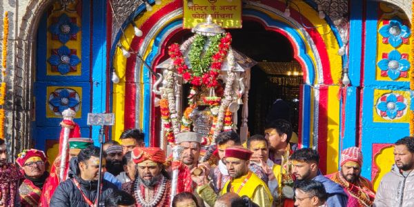 બાબા કેદાર તેમના શિયાળુ આસન, ઓમકારેશ્વર ખાતે બેસવા માટે તેમના નિવાસસ્થાનથી પ્રસ્થાન