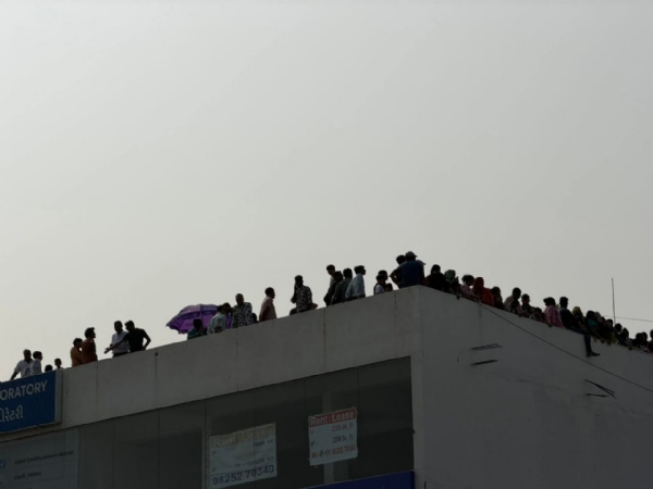 લોકોએ અગાસી પરથી નિહાળ્યો લોકોએ અગાસી પરથી નિહાળ્યો