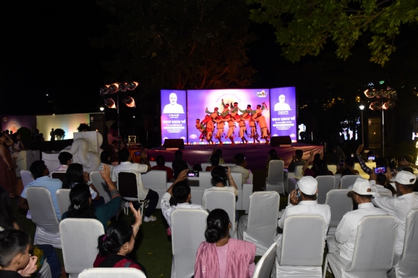 રંગબેરંગી લાઈટોની ઝગમગાહટ, આકર્ષક ડેકોરેશન અને સંગીતના તાલમેલ વચ્ચે આદિવાસી લોકનૃત્ય આકર્ષણનું કેન્દ્ર બન્યુ રંગબેરંગી લાઈટોની ઝગમગાહટ, આકર્ષક ડેકોરેશન અને સંગીતના તાલમેલ વચ્ચે આદિવાસી લોકનૃત્ય આકર્ષણનું કેન્દ્ર બન્યુ