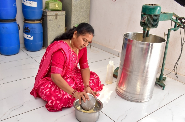 ગીર ગાયના ઘીથી આત્મનિર્ભરતા: વડોદરાની ધર્મિષ્ઠાબેન ચૌહાણની સફળતા કથા ગીર ગાયના ઘીથી આત્મનિર્ભરતા: વડોદરાની ધર્મિષ્ઠાબેન ચૌહાણની સફળતા કથા