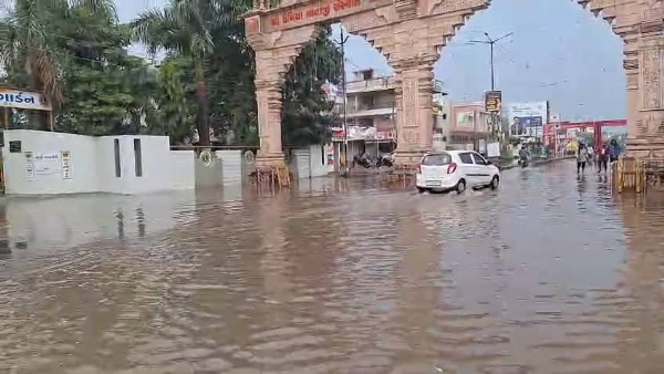 ઊંઝા અને આસપાસના વિસ્તારોમાં અચાનક વરસાદથી ખેડૂતોમાં ચિંતા: રેલ્વે અંડરપાસમાં પાણી ભરાતા વાહન વ્યવહાર ખોરવાયો ઊંઝા અને આસપાસના વિસ્તારોમાં અચાનક વરસાદથી ખેડૂતોમાં ચિંતા: રેલ્વે અંડરપાસમાં પાણી ભરાતા વાહન વ્યવહાર ખોરવાયો