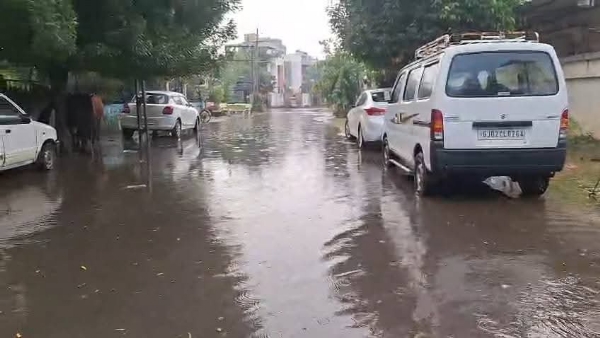 લાભ પાંચમ પહેલાં જ કમોસમી વરસાદનો ત્રાટકો: બહુચરાજી અને ઊંઝામાં ધોધમાર વરસાદથી ખેડૂતો મુશ્કેલીમાં લાભ પાંચમ પહેલાં જ કમોસમી વરસાદનો ત્રાટકો: બહુચરાજી અને ઊંઝામાં ધોધમાર વરસાદથી ખેડૂતો મુશ્કેલીમાં