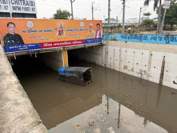 ઊંઝા રેલ્વે અંડરપાસમાં વાહન ફસાયું, લોકો ચકિત અને અવરજવર બંધ ઊંઝા રેલ્વે અંડરપાસમાં વાહન ફસાયું, લોકો ચકિત અને અવરજવર બંધ