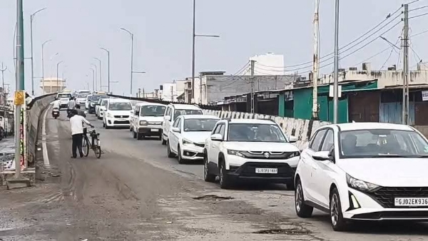 ઊંઝા-મહેસાણા હાઇવે પર ભાંડુ પાસે ટ્રાફિકની સમસ્યા ગંભીર: બ્રિજના કામને કારણે ડાયવર્ઝનથી વાહનચાલકો હાલાકી અનુભવે છે