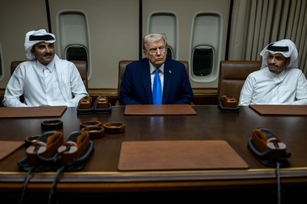 ASEAN સમિટ માટે મલેશિયા જઈ રહેલા ટ્રમ્પે અલ-ઉદીદ એર બેઝ પર કતારના અમીર સાથે મુલાકાત કરી ASEAN સમિટ માટે મલેશિયા જઈ રહેલા ટ્રમ્પે અલ-ઉદીદ એર બેઝ પર કતારના અમીર સાથે મુલાકાત કરી