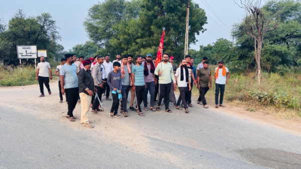 પાળેલા શ્વાનની માનતા માટે રામુજી ગોબરજીએ શરૂ કરી અંબાજી પગયાત્રા, 80થી વધુ યુવાનો જોડાયા પાળેલા શ્વાનની માનતા માટે રામુજી ગોબરજીએ શરૂ કરી અંબાજી પગયાત્રા, 80થી વધુ યુવાનો જોડાયા