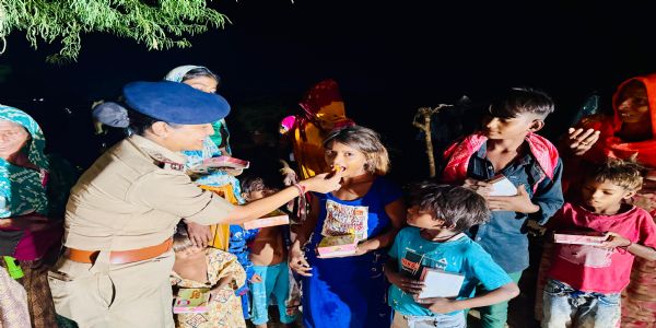 હડાદ તાલુકા મથકના પોલીસ સ્ટેશન વિસ્તારના આદિવાસી બાળકોને પોલીસે ફટાકડા મંગાવી દિવાળી કરાવી