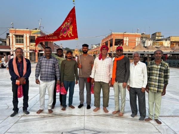 પાળેલા શ્વાનની માનતા માટે રામુજી ગોબરજીએ શરૂ કરી અંબાજી પગયાત્રા, 80થી વધુ યુવાનો જોડાયા પાળેલા શ્વાનની માનતા માટે રામુજી ગોબરજીએ શરૂ કરી અંબાજી પગયાત્રા, 80થી વધુ યુવાનો જોડાયા