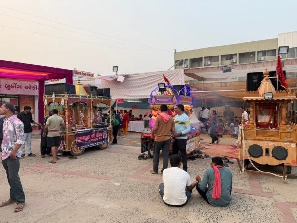 ઊંઝામાં ઉમિયા માતાના મંદિરે પગપાળા સંઘોની ઉમટ: લાભ પાંચમ પર ભક્તિનો મહામેળો ઊંઝામાં ઉમિયા માતાના મંદિરે પગપાળા સંઘોની ઉમટ: લાભ પાંચમ પર ભક્તિનો મહામેળો