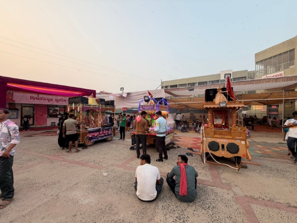 ઊંઝામાં ઉમિયા માતાના મંદિરે પગપાળા સંઘોની ઉમટ: લાભ પાંચમ પર ભક્તિનો મહામેળો ઊંઝામાં ઉમિયા માતાના મંદિરે પગપાળા સંઘોની ઉમટ: લાભ પાંચમ પર ભક્તિનો મહામેળો