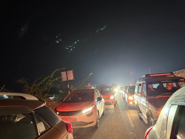 ઊંઝા-મહેસાણા હાઇવે પર ભાંડુ પાસે ટ્રાફિકની સમસ્યા ગંભીર: બ્રિજના કામને કારણે ડાયવર્ઝનથી વાહનચાલકો હાલાકી અનુભવે છે