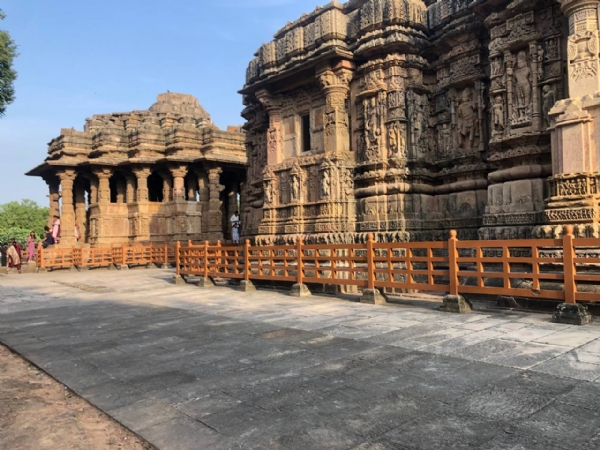 મોઢેરા ગામ: સૂર્ય ઉર્જાથી સ્વાવલંબન તરફનું પ્રગતિશીલ મોડેલ મોઢેરા ગામ: સૂર્ય ઉર્જાથી સ્વાવલંબન તરફનું પ્રગતિશીલ મોડેલ