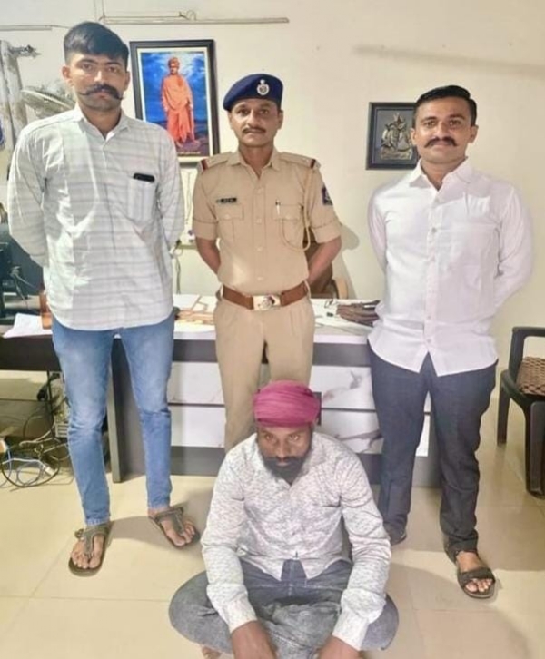 રાજુલા પોલીસની મોટી સફળતા: 22 વર્ષથી ફરાર લૂંટનો આરોપી બચ્ચનસિંહ બાવરી મહારાષ્ટ્રથી ઝડપાયો રાજુલા પોલીસની મોટી સફળતા: 22 વર્ષથી ફરાર લૂંટનો આરોપી બચ્ચનસિંહ બાવરી મહારાષ્ટ્રથી ઝડપાયો