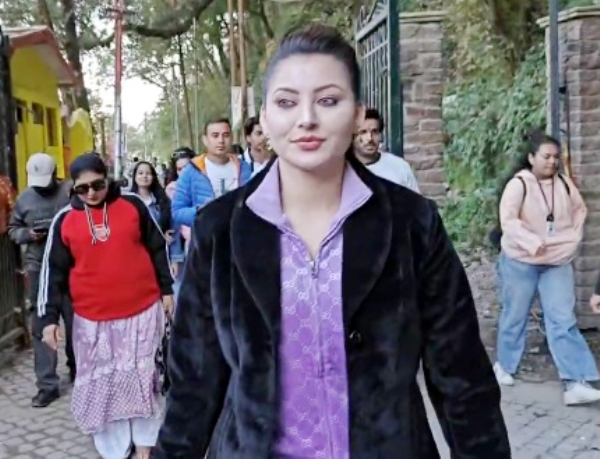 બોલીવુડ અભિનેત્રી ઉર્વશી રૌતેલા નૈનીતાલમાં તેના માતૃભૂમિની મુલાકાતે