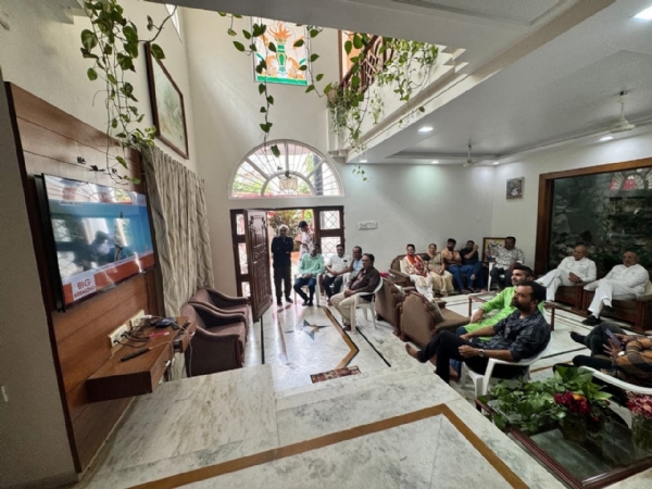 પ્રધાનમંત્રીનો મન કી બાત ક્રાયકર્મ બીજેપી પરિવાર સાથે બેસી નિહાળ્યું. પ્રધાનમંત્રીનો મન કી બાત ક્રાયકર્મ બીજેપી પરિવાર સાથે બેસી નિહાળ્યું.