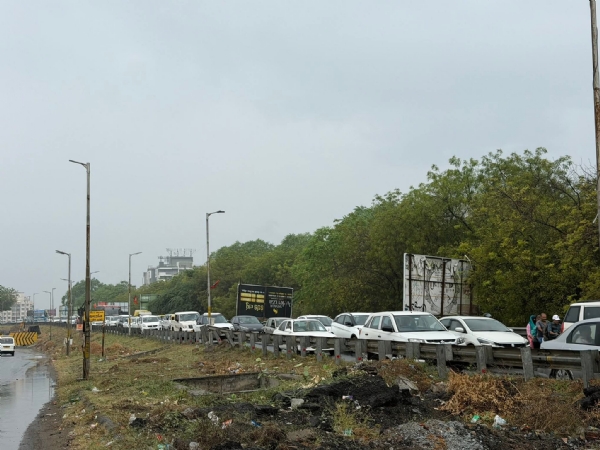 મહેસાણા-અમદાવાદ હાઇવે પર ભારે ટ્રાફિક જામ – વરસાદ અને બજારની ભીડથી મુસાફરો પરેશાન મહેસાણા-અમદાવાદ હાઇવે પર ભારે ટ્રાફિક જામ – વરસાદ અને બજારની ભીડથી મુસાફરો પરેશાન