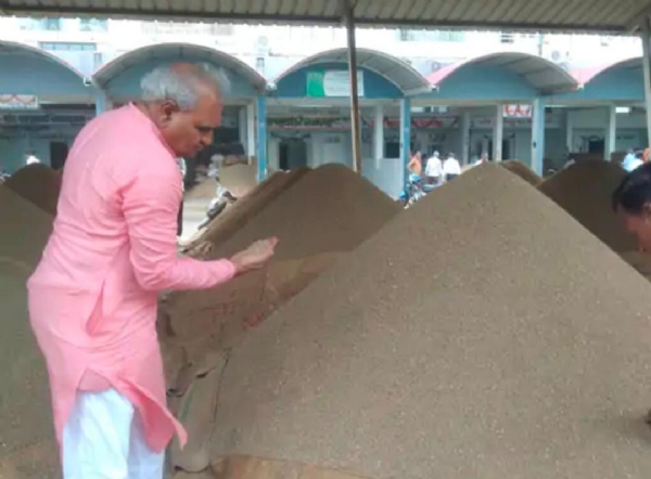 દિવાળીના મીની વેકેશન બાદ ઊંઝા એપીએમસી ફરી ધમધમી — શુભ મુહૂર્તે વેપારનો શ્રીગણેશ