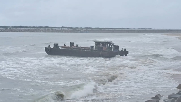 પોરબંદરના દરિયામાં બાર્જ તણાય આવ્યું. પોરબંદરના દરિયામાં બાર્જ તણાય આવ્યું.