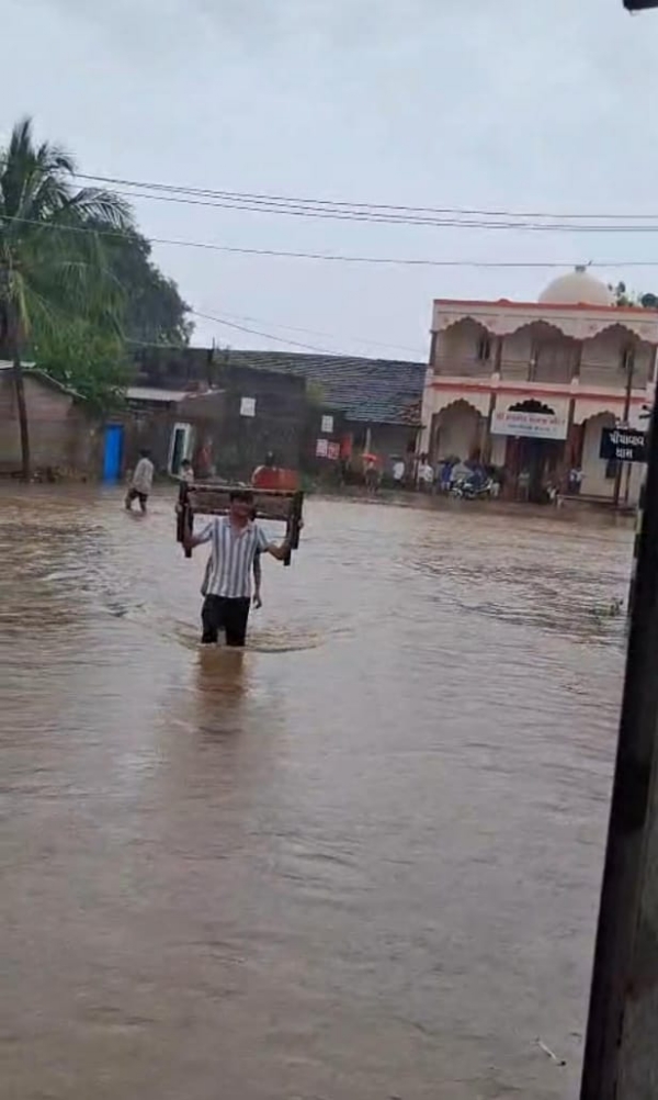 રાજુલા તાલુકાના પીપાવાવધામમાં ધાતરવડી ડેમના દરવાજા ખોલાતા અનેક ગામડાઓ પાણીમાં તરબતર રાજુલા તાલુકાના પીપાવાવધામમાં ધાતરવડી ડેમના દરવાજા ખોલાતા અનેક ગામડાઓ પાણીમાં તરબતર