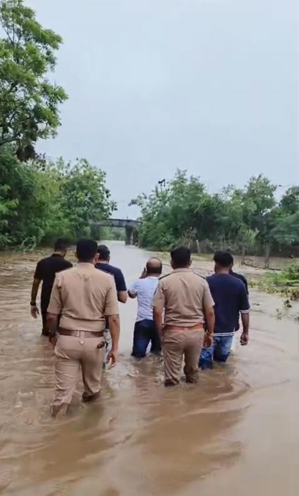 રાજુલા: ઊંચૈયા ગામમાં પાણી ભરાઈ, ધારાસભ્ય હીરા સોલંકીએ ૫૦ લોકોને બચાવ્યા
