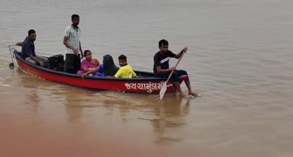 અમરેલી: રાજુલાના ચાંચબંદર ગામની સગર્ભા મહિલાને દરિયાઈ માર્ગે લાવી 108 દ્વારા હોસ્પિટલમાં ખસેડવામાં આવી