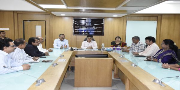મંત્રી પ્રફુલ પાનશેરીયાએ આરોગ્ય અને પરિવાર કલ્યાણ વિભાગની કચેરીની કરી સરપ્રાઈઝ વિઝીટ