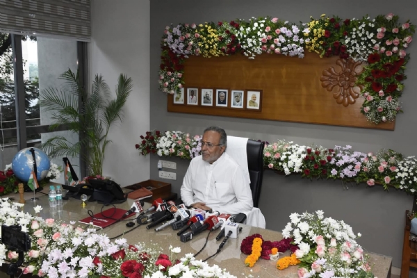 વન- પર્યાવરણ મંત્રી  અર્જુન મોઢવાડિયાએ વિધિવત રીતે પદભાર સંભાળ્યો. વન- પર્યાવરણ મંત્રી  અર્જુન મોઢવાડિયાએ વિધિવત રીતે પદભાર સંભાળ્યો.