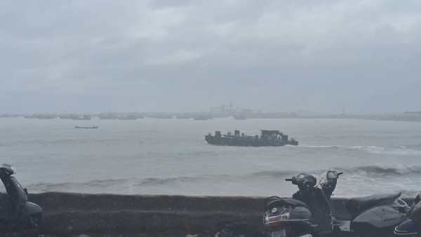 પોરબંદરના દરિયામાં બાર્જ તણાય આવ્યું. પોરબંદરના દરિયામાં બાર્જ તણાય આવ્યું.