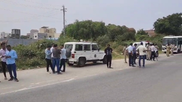 વિસનગરમાં આમ આદમી પાર્ટીનો ચક્કાજામ નિષ્ફળ — પોલીસ કાર્યવાહી વચ્ચે ભ્રષ્ટાચાર વિરુદ્ધનો વિરોધ અટકાયો વિસનગરમાં આમ આદમી પાર્ટીનો ચક્કાજામ નિષ્ફળ — પોલીસ કાર્યવાહી વચ્ચે ભ્રષ્ટાચાર વિરુદ્ધનો વિરોધ અટકાયો