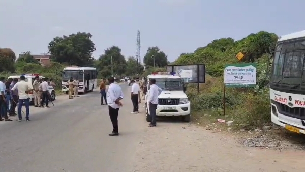 વિસનગરમાં આમ આદમી પાર્ટીનો ચક્કાજામ નિષ્ફળ — પોલીસ કાર્યવાહી વચ્ચે ભ્રષ્ટાચાર વિરુદ્ધનો વિરોધ અટકાયો વિસનગરમાં આમ આદમી પાર્ટીનો ચક્કાજામ નિષ્ફળ — પોલીસ કાર્યવાહી વચ્ચે ભ્રષ્ટાચાર વિરુદ્ધનો વિરોધ અટકાયો