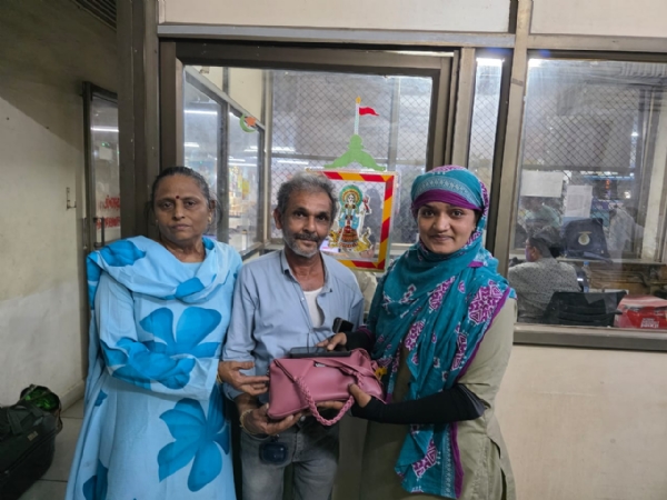 ગોઠવા ગામની યુવતીએ પ્રમાણિકતાનું ઉદાહરણ પૂરું પાડ્યું — બસમાં રહી ગયેલું 32,740 રૂપિયાનું પર્સ માલિકને પરત આપ્યું ગોઠવા ગામની યુવતીએ પ્રમાણિકતાનું ઉદાહરણ પૂરું પાડ્યું — બસમાં રહી ગયેલું 32,740 રૂપિયાનું પર્સ માલિકને પરત આપ્યું