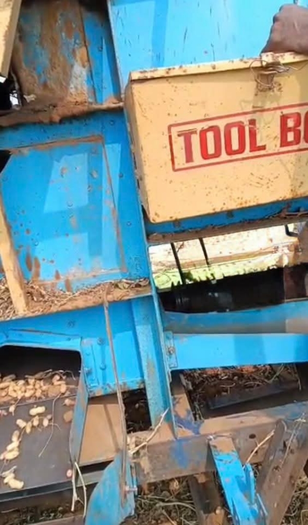 વિજાપુરના મોતીપુરા નજીક ખેતરમાં કરુણ દુર્ઘટના — થ્રેસરમાં ખેંચાઈ જતાં મહિલાનું મોત વિજાપુરના મોતીપુરા નજીક ખેતરમાં કરુણ દુર્ઘટના — થ્રેસરમાં ખેંચાઈ જતાં મહિલાનું મોત