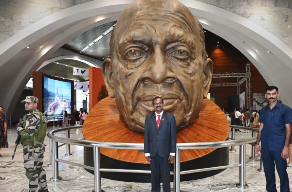 સ્ટેચ્યુ ઓફ યુનિટીની મુલાકાત અંતરિક્ષ કમિશન અને ઈસરોના ચેરમેન ડો. વી. નારાયણને લીધી સ્ટેચ્યુ ઓફ યુનિટીની મુલાકાત અંતરિક્ષ કમિશન અને ઈસરોના ચેરમેન ડો. વી. નારાયણને લીધી