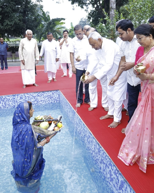 ચાર દિવસીય છઠ ઉત્સવ ઉગતા સૂર્યને અર્પણ સાથે સમાપ્ત