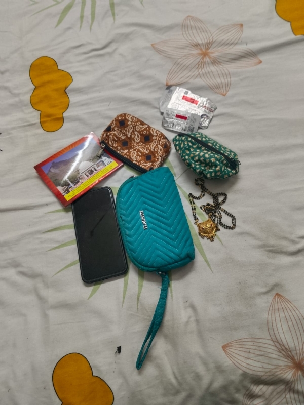 ગોઠવા ગામની યુવતીએ પ્રમાણિકતાનું ઉદાહરણ પૂરું પાડ્યું — બસમાં રહી ગયેલું 32,740 રૂપિયાનું પર્સ માલિકને પરત આપ્યું ગોઠવા ગામની યુવતીએ પ્રમાણિકતાનું ઉદાહરણ પૂરું પાડ્યું — બસમાં રહી ગયેલું 32,740 રૂપિયાનું પર્સ માલિકને પરત આપ્યું