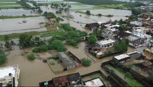 ગીર સોમનાથ જિલ્લાના સુત્રાપાડા તાલુકા સહિત આજુબાજુના વિસ્તારોમાં ગત રાત્રે પડેલા ધોધમાર વરસાદને કારણે ખેતરોમાં પાણી ભરાઈ જવાથી જળબંબાકાર જેવી પરિસ્થિતિ સર્જાઈ હતી... સુત્રાપાડા,પ્રશ્નાવડા તેમજ ધામળેજ, લોઢવા, વડોદરા ઝાલા સહિતના ગામડાઓ માં 10 ઇંચ જેટલો વરસાદ ખાબકતા ચારે તરફ પાણી જ પાણી જોવા મળ્યું હતું. ગીર સોમનાથ જિલ્લામાં સતત ત્રણ દિવસથી જળબંબાકાર જેવી સ્થિતિ સર્જાણી છે ત્યારે ખેતરોમાં વાવેલો મગફળીનો પાક સંપૂર્ણ નાશ પામ્યો જ્યારે મગફળી સાથે સોયાબીન સહિત અન્ય પાકોને નુકશાન વચ્ચે ગ્રામ્ય વિસ્તારોના ખેડુતો ભારે ચિંતામાં મુકાયા હતા.વાડી વિસ્તારો બેટમાં ફેરવાયા છે.મગફળી,સોયાબીન અને અન્ય પાક તણાઈ જતા ખેતરોમાં નુકસાનના આકાશી દ્રશ્યો કેમેરામાં કેદ થયા છે. ગીર સોમનાથ જિલ્લાના સુત્રાપાડા તાલુકા સહિત આજુબાજુના વિસ્તારોમાં ગત રાત્રે પડેલા ધોધમાર વરસાદને કારણે ખેતરોમાં પાણી ભરાઈ જવાથી જળબંબાકાર જેવી પરિસ્થિતિ સર્જાઈ હતી... સુત્રાપાડા,પ્રશ્નાવડા તેમજ ધામળેજ, લોઢવા, વડોદરા ઝાલા સહિતના ગામડાઓ માં 10 ઇંચ જેટલો વરસાદ ખાબકતા ચારે તરફ પાણી જ પાણી જોવા મળ્યું હતું. ગીર સોમનાથ જિલ્લામાં સતત ત્રણ દિવસથી જળબંબાકાર જેવી સ્થિતિ સર્જાણી છે ત્યારે ખેતરોમાં વાવેલો મગફળીનો પાક સંપૂર્ણ નાશ પામ્યો જ્યારે મગફળી સાથે સોયાબીન સહિત અન્ય પાકોને નુકશાન વચ્ચે ગ્રામ્ય વિસ્તારોના ખેડુતો ભારે ચિંતામાં મુકાયા હતા.વાડી વિસ્તારો બેટમાં ફેરવાયા છે.મગફળી,સોયાબીન અને અન્ય પાક તણાઈ જતા ખેતરોમાં નુકસાનના આકાશી દ્રશ્યો કેમેરામાં કેદ થયા છે.