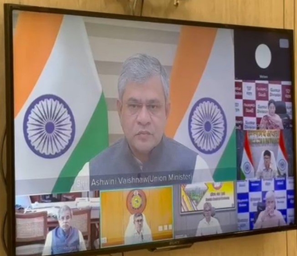 અશ્વિની વૈષ્ણવે ચક્રવાત મોન્થા માટેની તૈયારીઓની સમીક્ષા કરી અશ્વિની વૈષ્ણવે ચક્રવાત મોન્થા માટેની તૈયારીઓની સમીક્ષા કરી